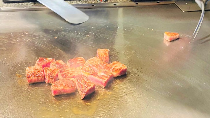 大井肉店本店レストランの神戸牛サーロインを焼いているところ